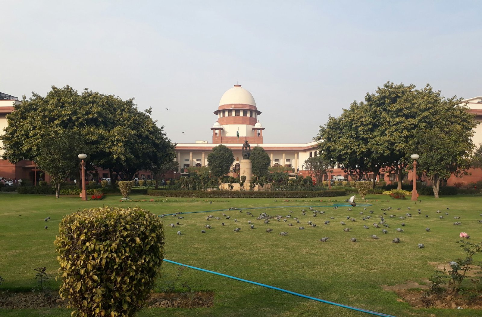 Supreme Court Lets Bombay High Court Continue Pending Contempt Proceedings but Bars Final Decision Till Next Date